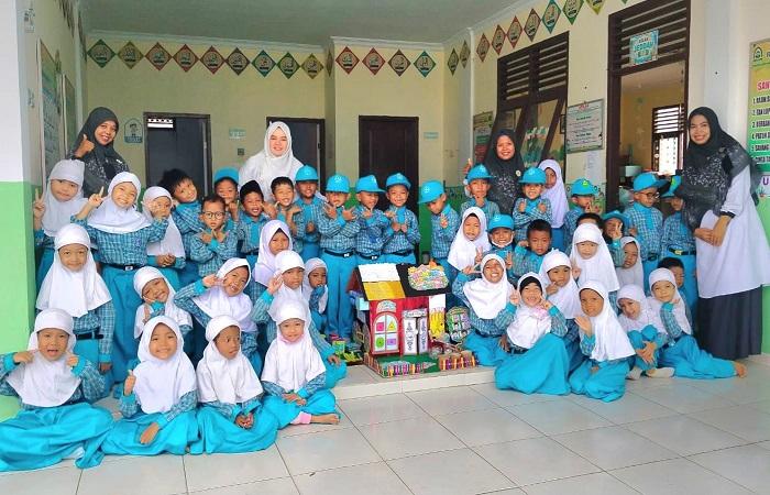Guru RA Nursyahira Raih Juara 1 Lomba APE Kabupaten Kampar, Usung Inovasi Rumah Panca Cinta